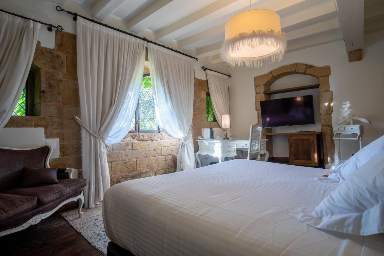 Hotel Casa Del Marques Santillana del Mar Ngoại thất bức ảnh A bedroom at the hotel