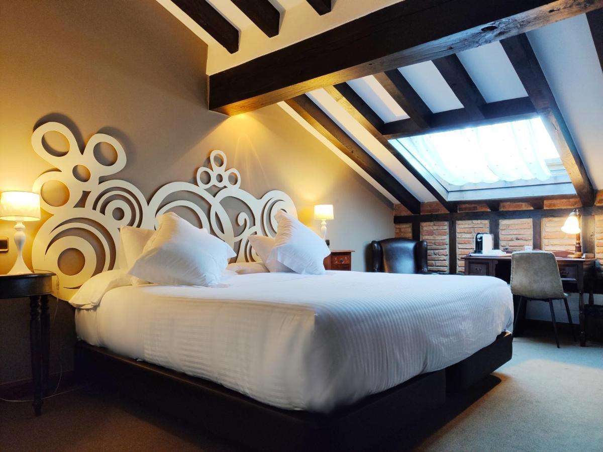Hotel Casa Del Marques Santillana del Mar Ngoại thất bức ảnh A room at the hotel
