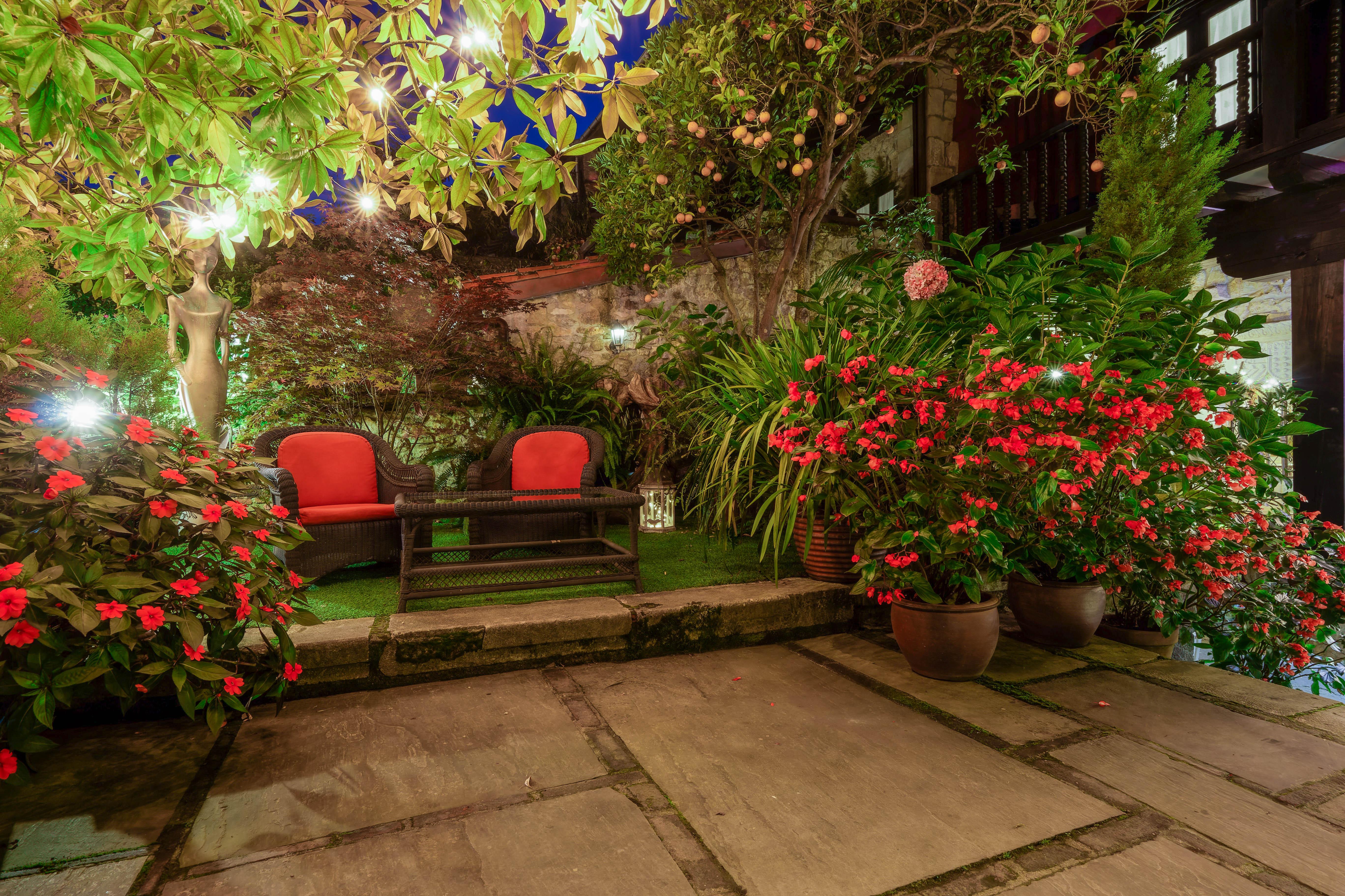 Hotel Casa Del Marques Santillana del Mar Ngoại thất bức ảnh The garden at night
