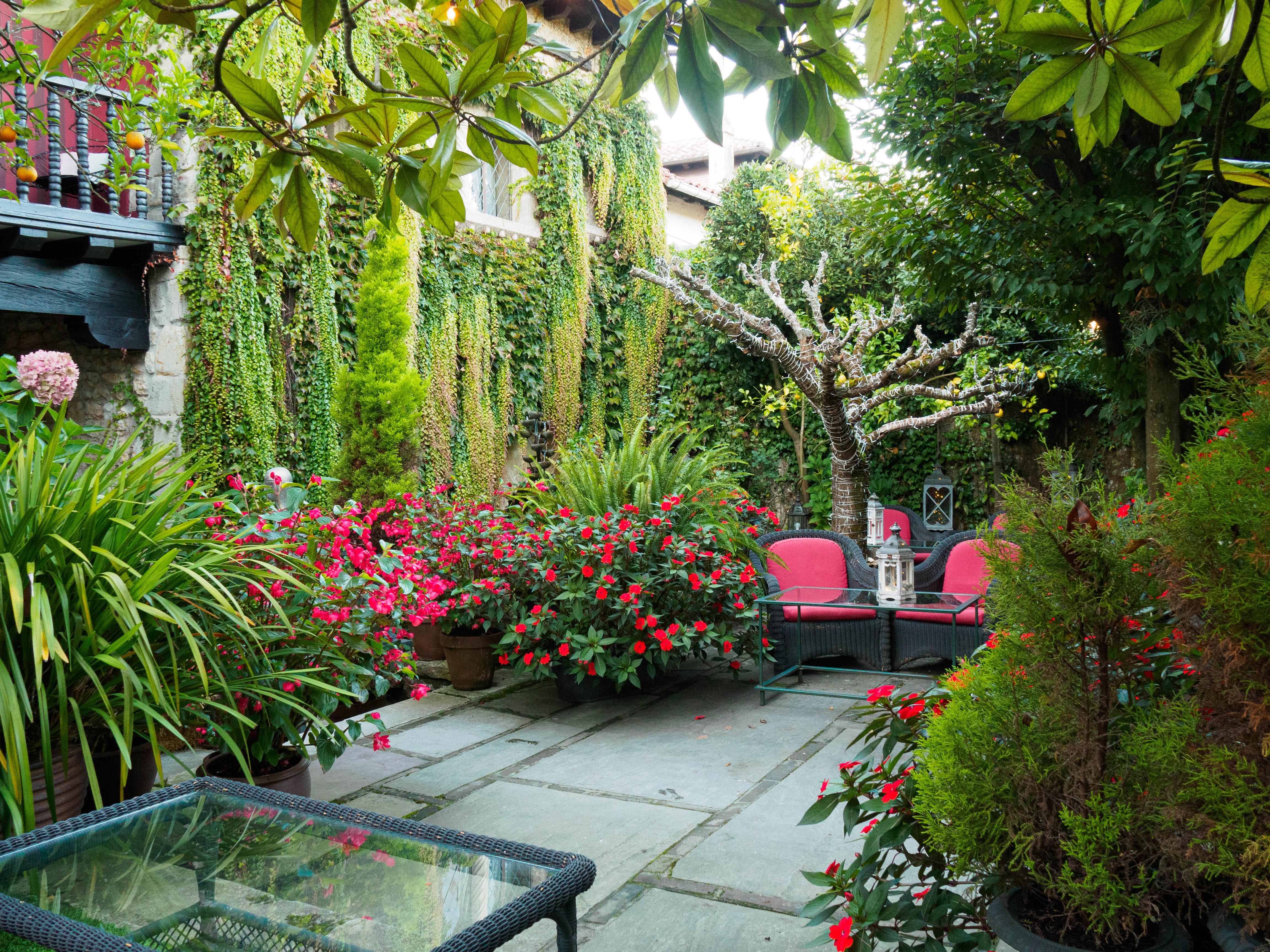 Hotel Casa Del Marques Santillana del Mar Ngoại thất bức ảnh The garden of the house